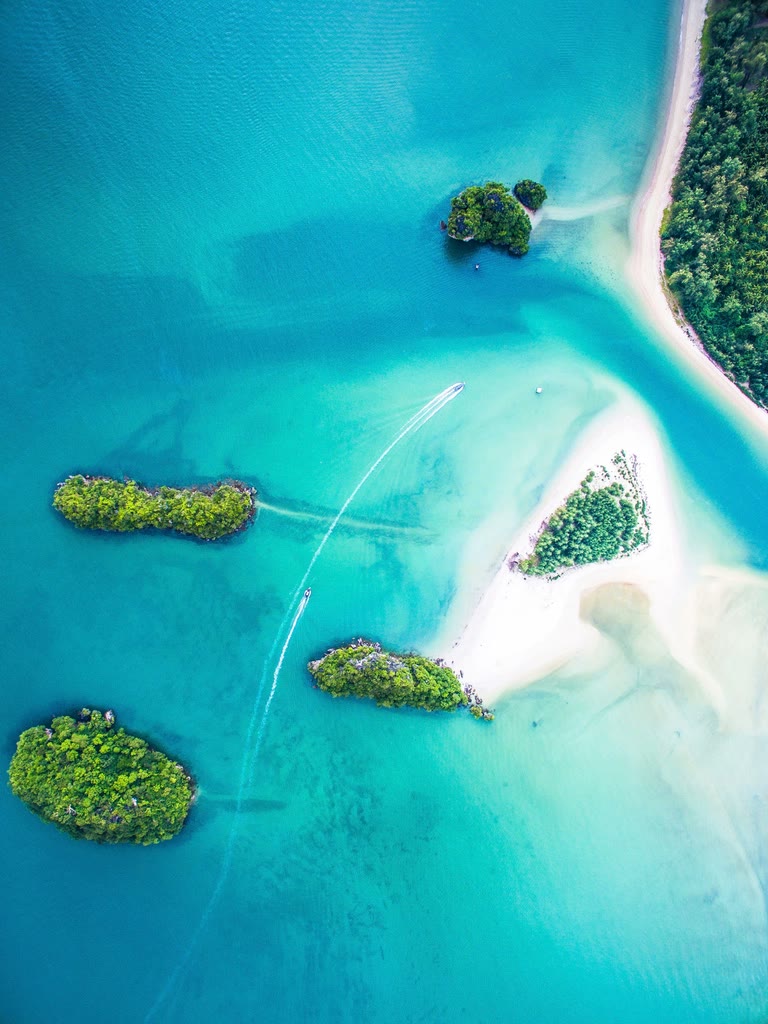 碧蓝海水与白沙海岸的旅行封面